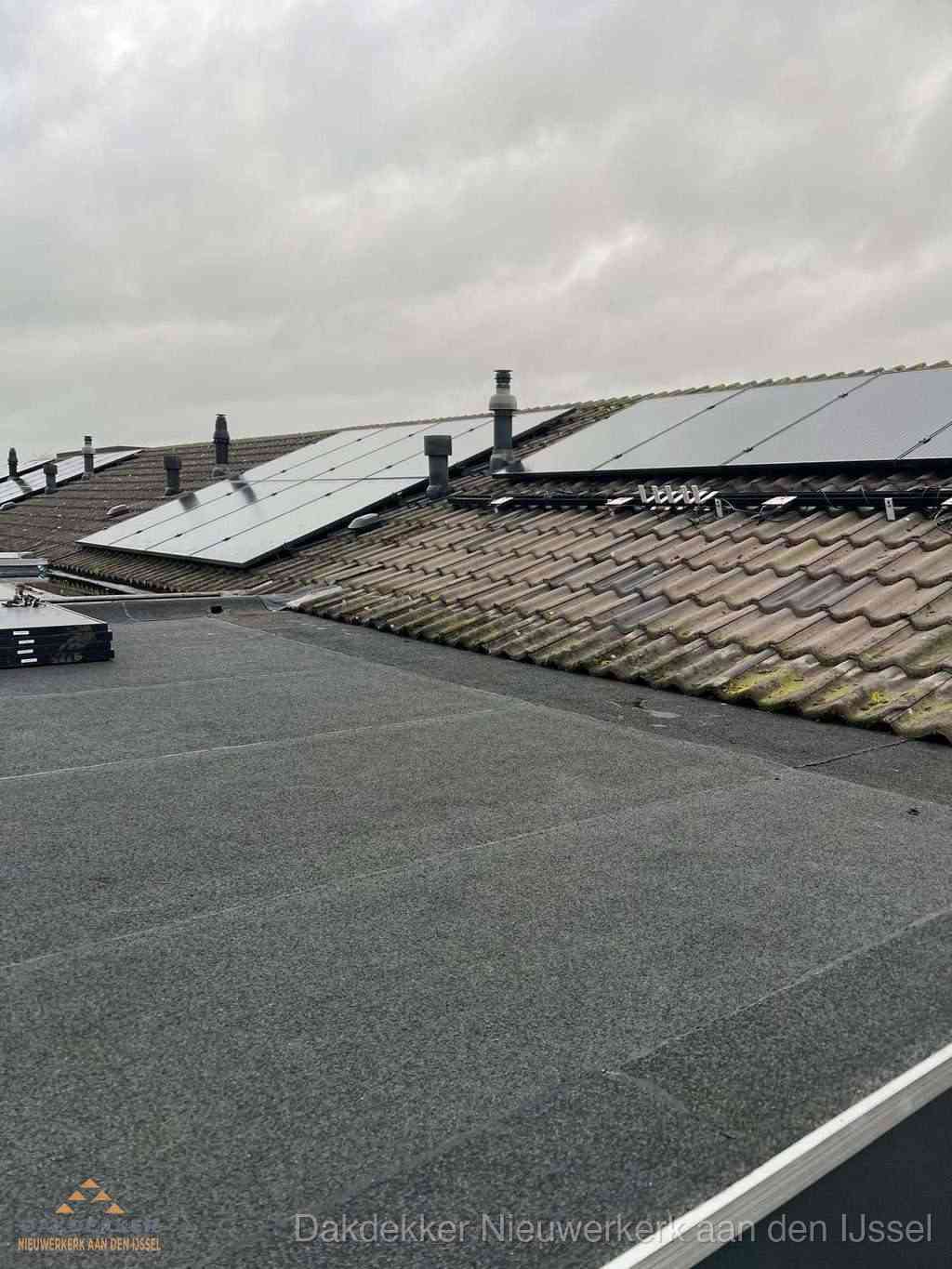 Bitumen dakbedekking op plat dak met aansluitend pannendak en zonnepanelen in Nieuwerkerk aan den IJssel