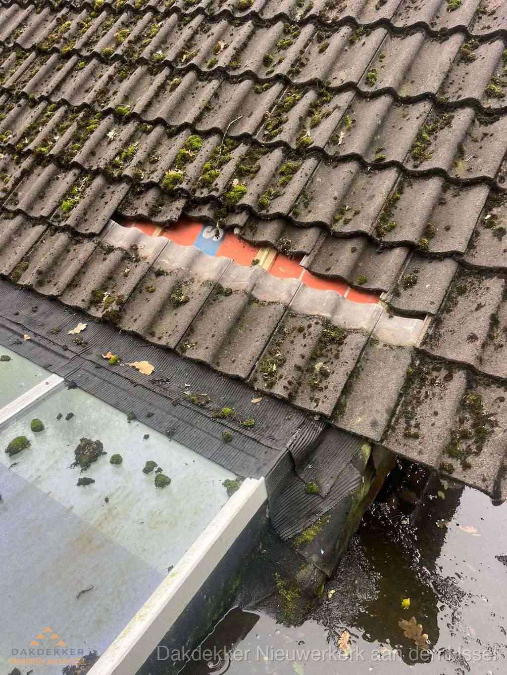Beschadigd pannendak met ontbrekende dakpannen voor reparatie in Nieuwerkerk aan den IJssel