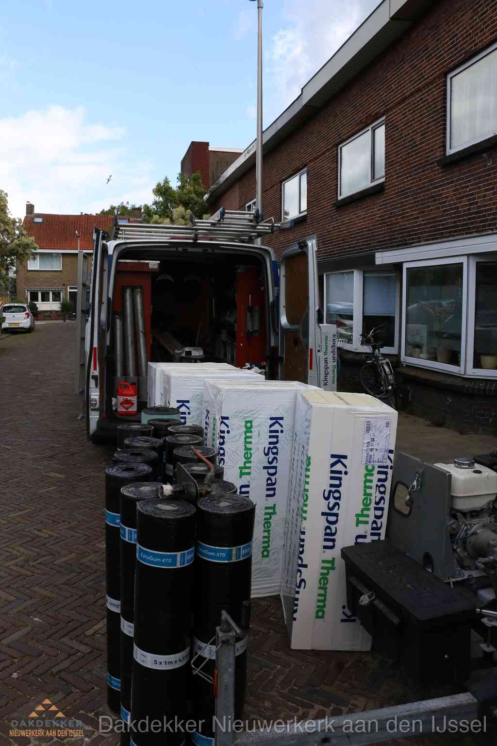 Plat dak met bitumen dakbedekking en brander in Nieuwerkerk aan den IJssel