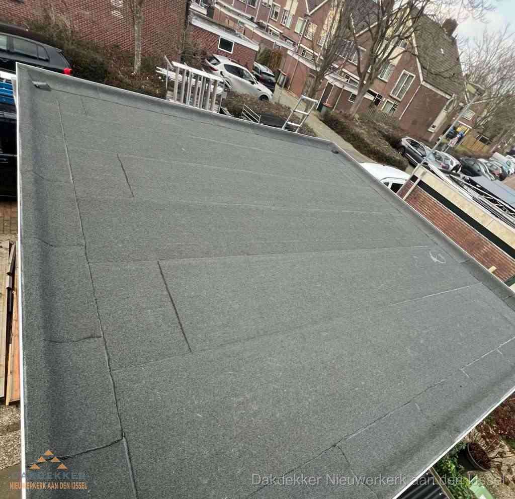 Nieuwe bitumen dakbedekking op plat dak van garage in Nieuwerkerk aan den IJssel