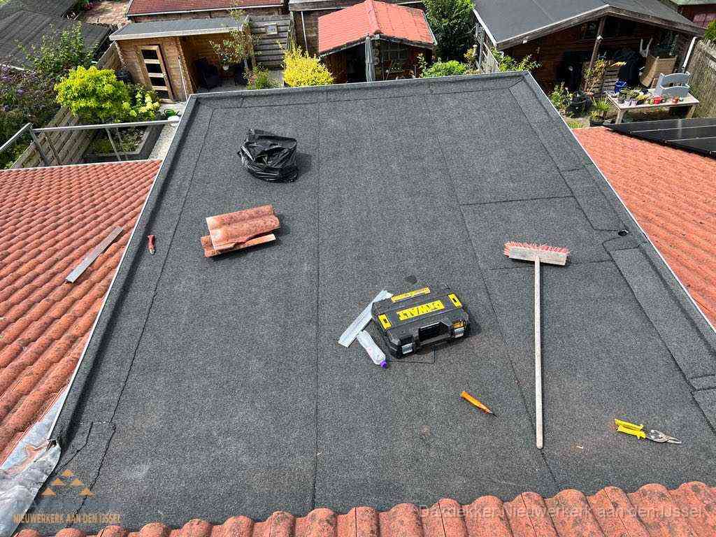 Nieuw plat dak met bitumen dakbedekking in Nieuwerkerk aan den IJssel