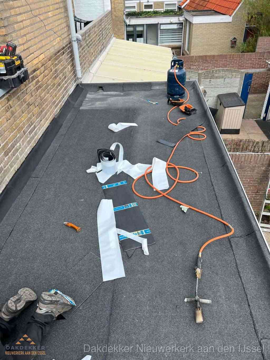 Dakdekker brengt EPDM dakbedekking aan op plat dak in Nieuwerkerk aan den IJssel