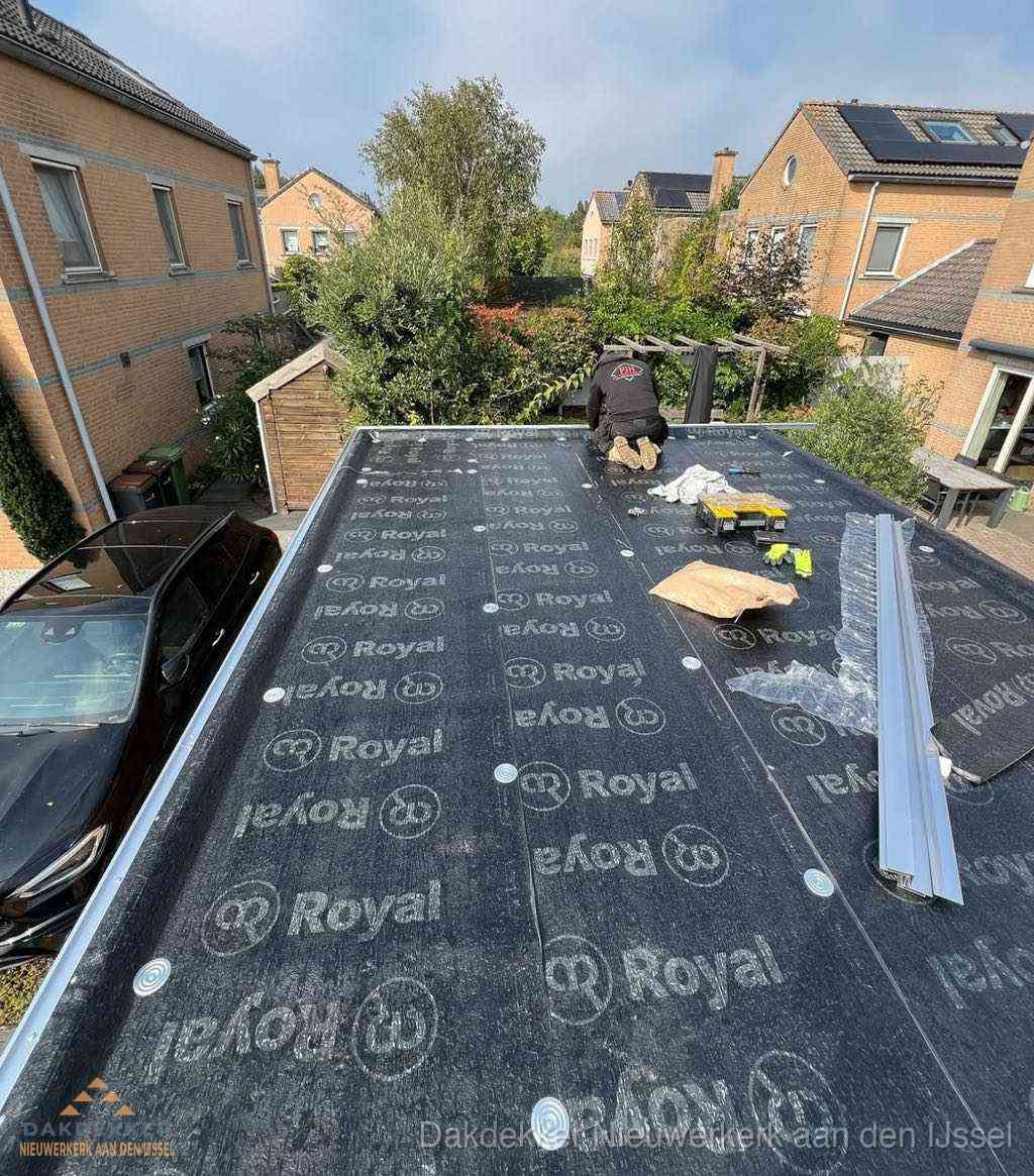 Dakdekker aan het werk op plat dak renovatie in Nieuwerkerk aan den IJssel