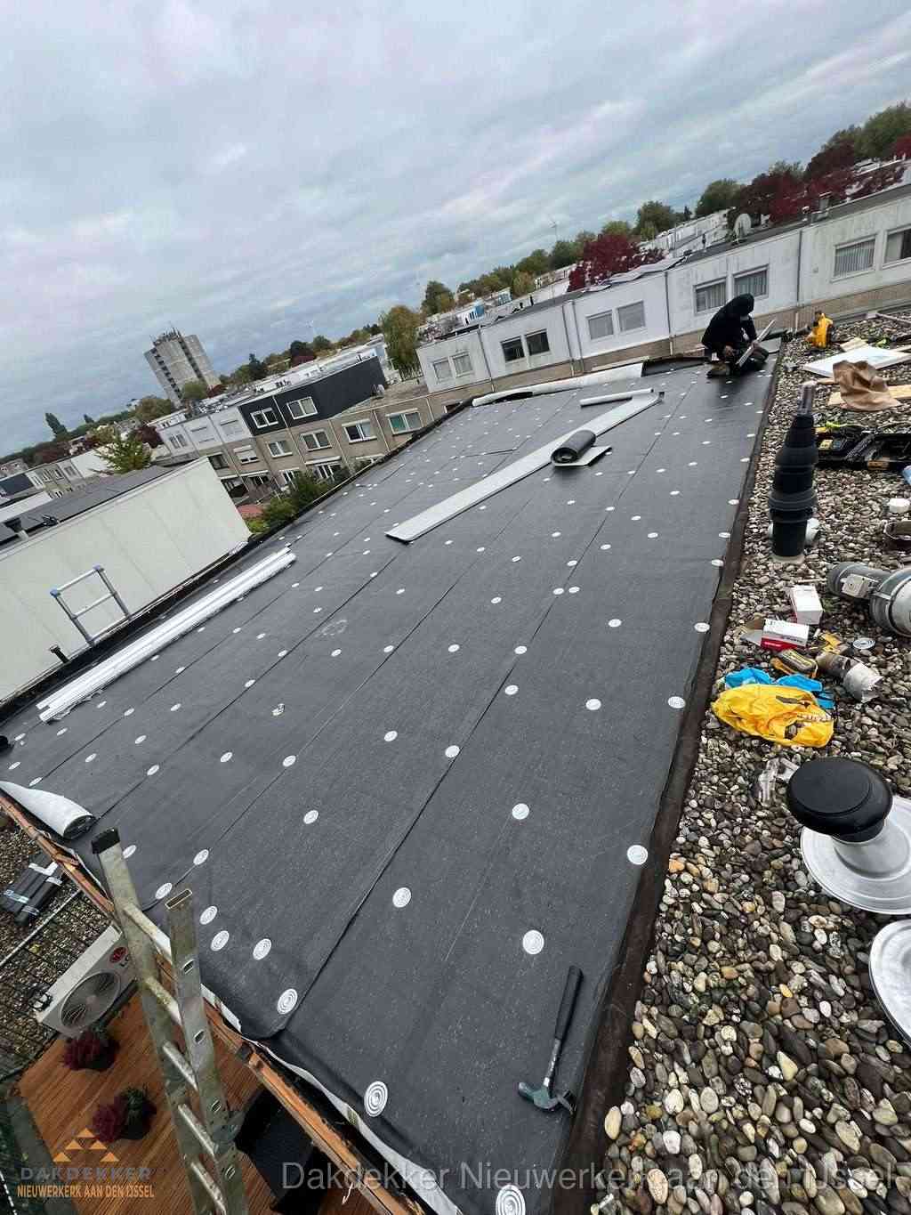 Dakleer vervangen op groot plat dak door dakdekker in Nieuwerkerk aan den IJssel
