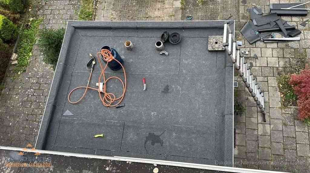 Plat dak met nieuwe bitumen bedekking in Nieuwerkerk aan den IJssel