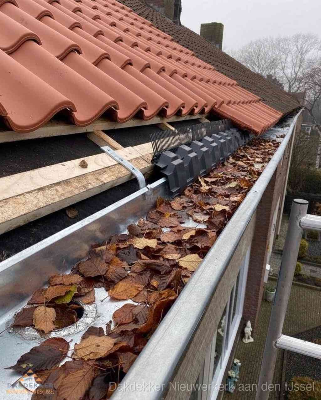 Plat dak bedrijfspand met bitumen dakbedekking en lichtkoepels in Nieuwerkerk aan den IJssel