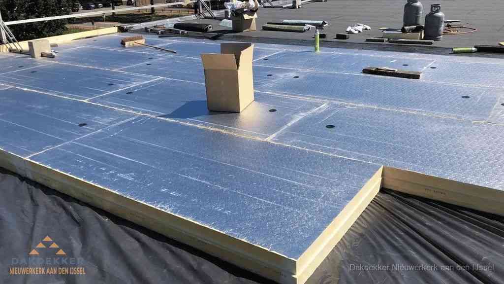 PIR isolatieplaten worden gelegd op plat dak voor dakisolatie in Nieuwerkerk aan den IJssel