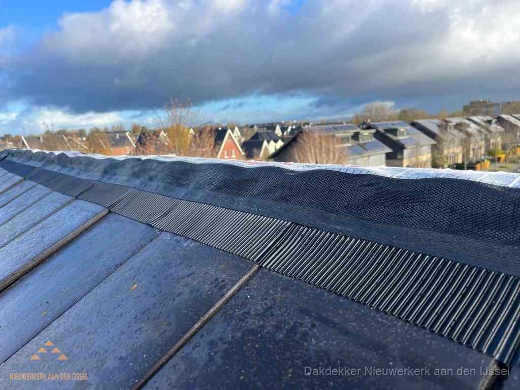 Dakisolatie bij de nok met ventilatieprofiel op schuin dak in Nieuwerkerk aan den IJssel