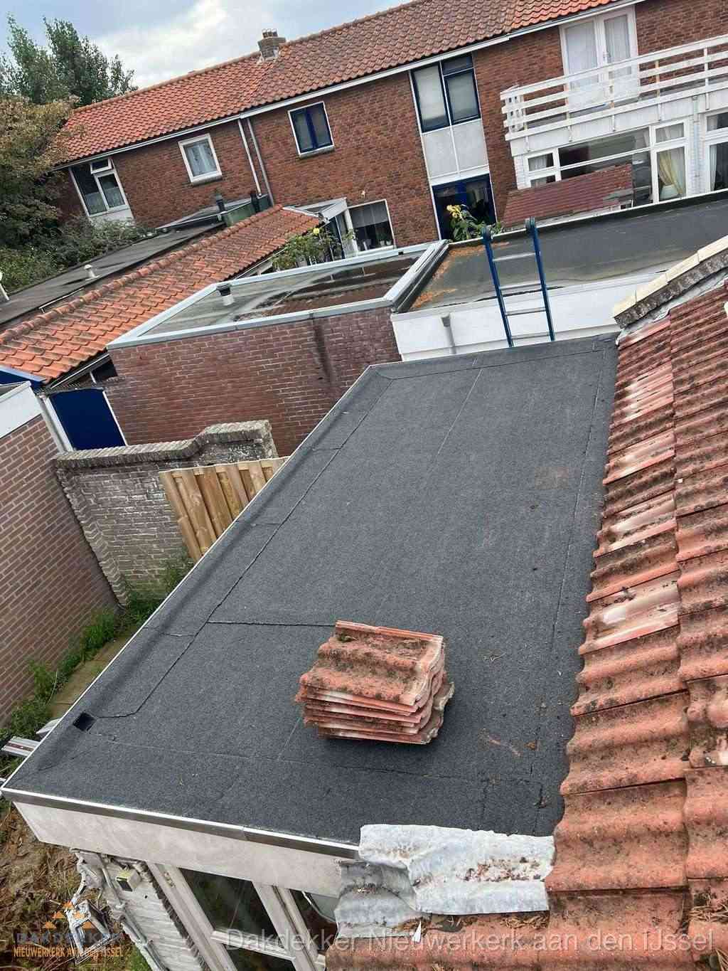 Aanbouw plat dak met reservepannen voor dakpannen vervangen in Nieuwerkerk aan den IJssel