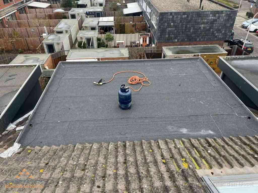 Dakreparatie plat dak met bitumen in Nieuwerkerk aan den IJssel