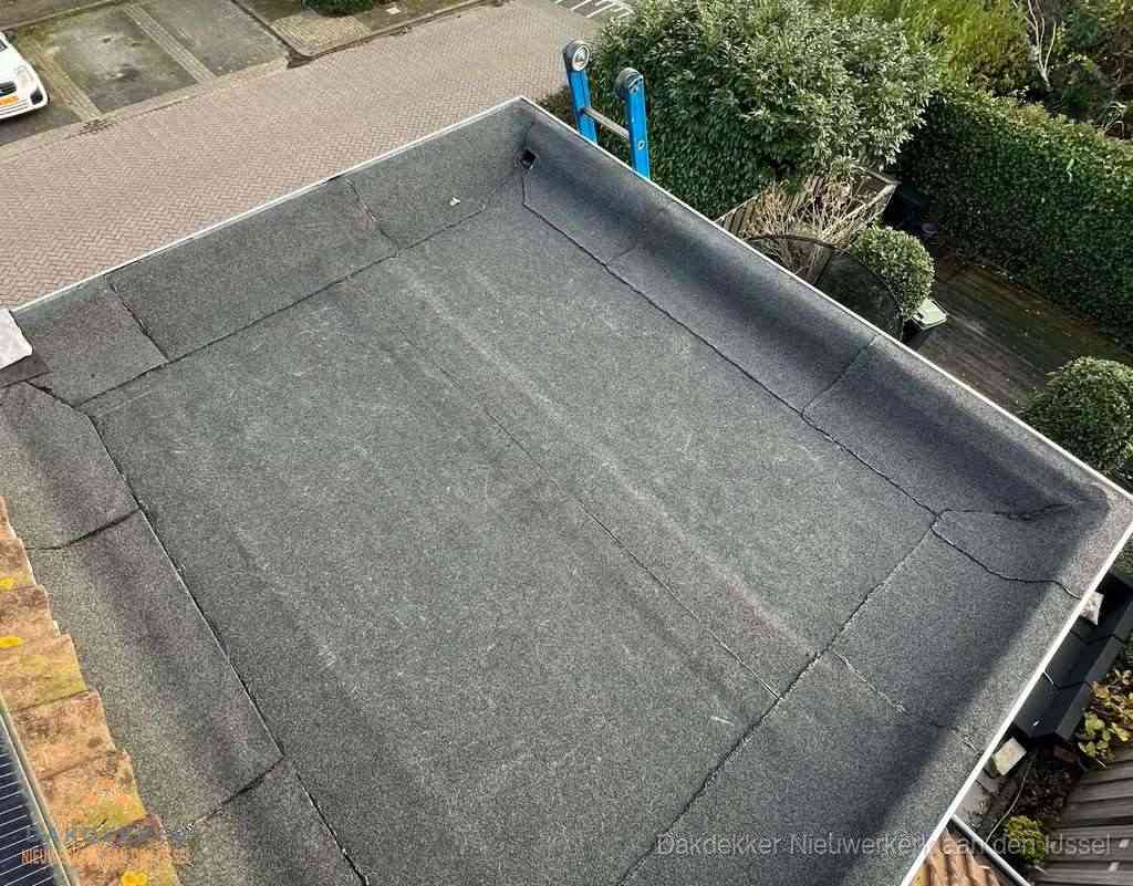 Gerenoveerd plat dak met nieuwe bitumen dakbedekking in Nieuwerkerk aan den IJssel