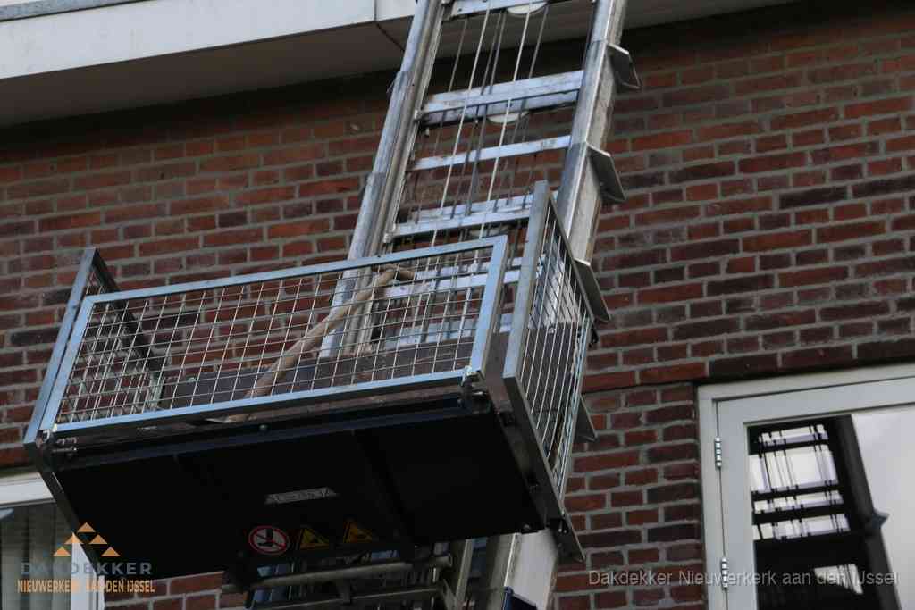 Ladderlift met dakpannen voor dakpan reparatie in Nieuwerkerk aan den IJssel