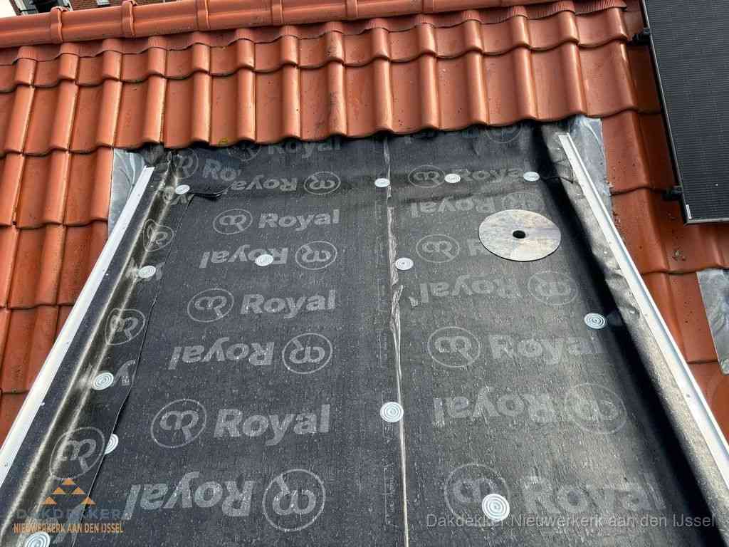 Nieuw dak met dakpannen en Royal onderlaag bij woning in Nieuwerkerk aan den IJssel