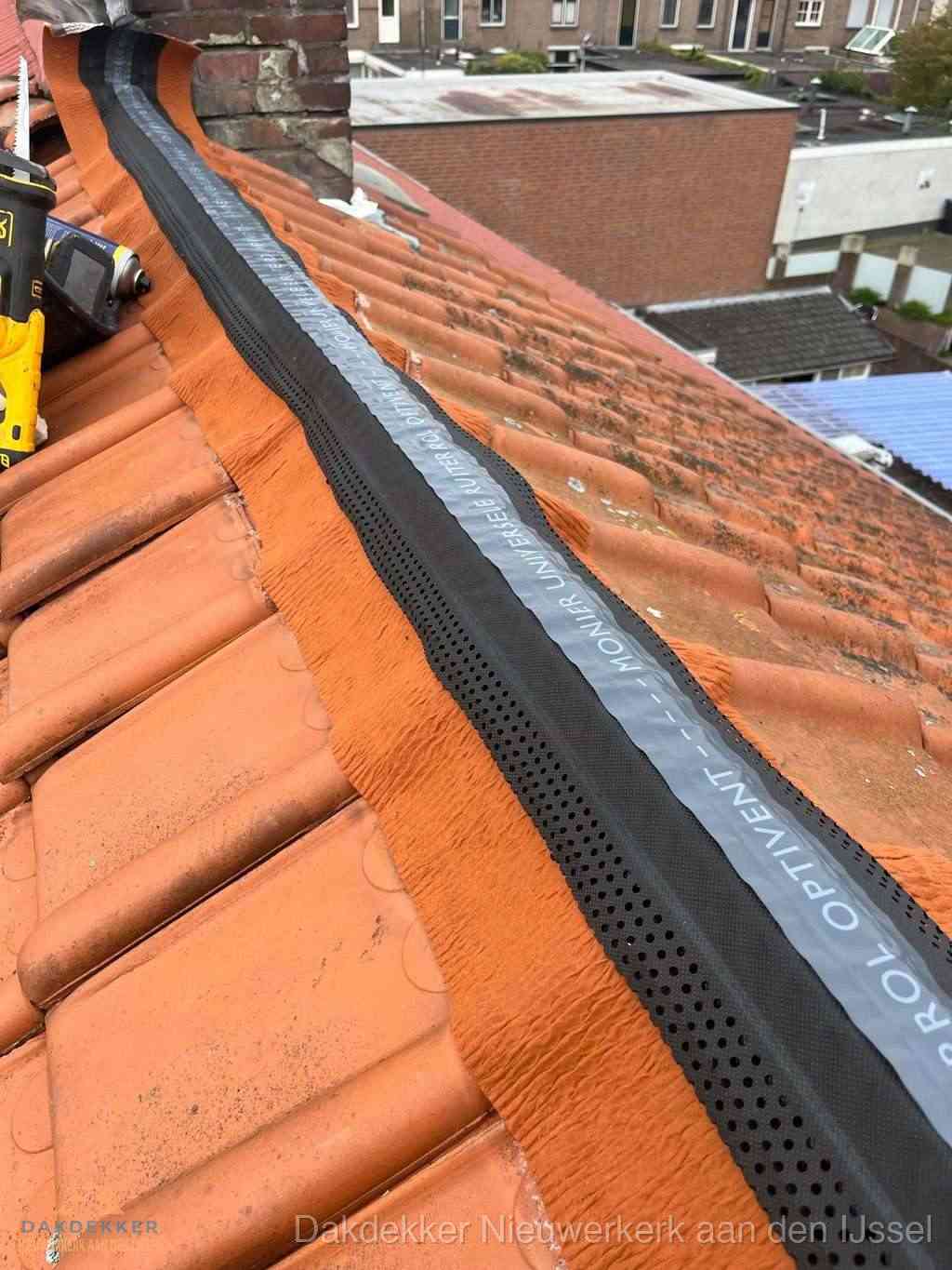 Plat dak aanbouw met bitumen naast schuin pannendak in Nieuwerkerk aan den IJssel
