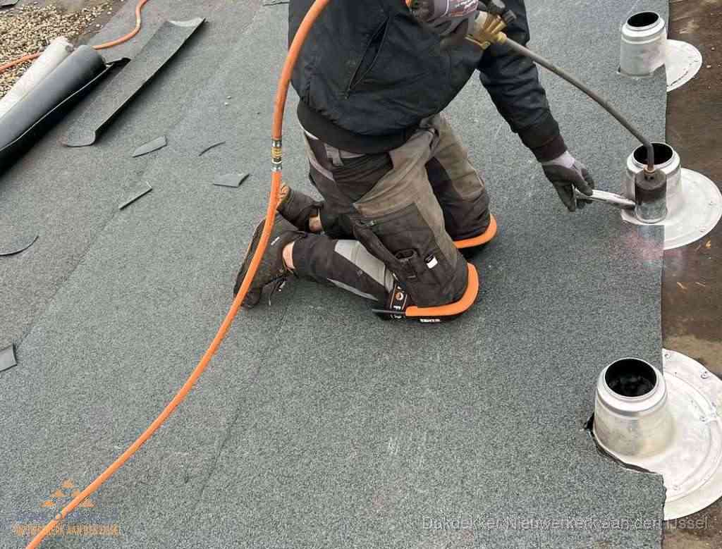 Gereedschap op nieuw plat dak na renovatie in Nieuwerkerk aan den IJssel