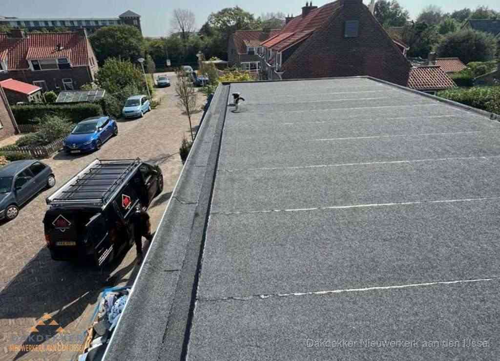 Nieuw bitumen plat dak met uitzicht over landschap in Nieuwerkerk aan den IJssel