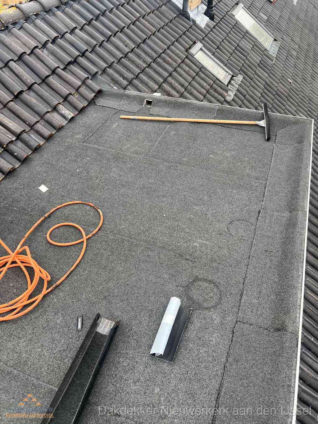 Overzicht plat dak met dakgoot in woonwijk Nieuwerkerk aan den IJssel