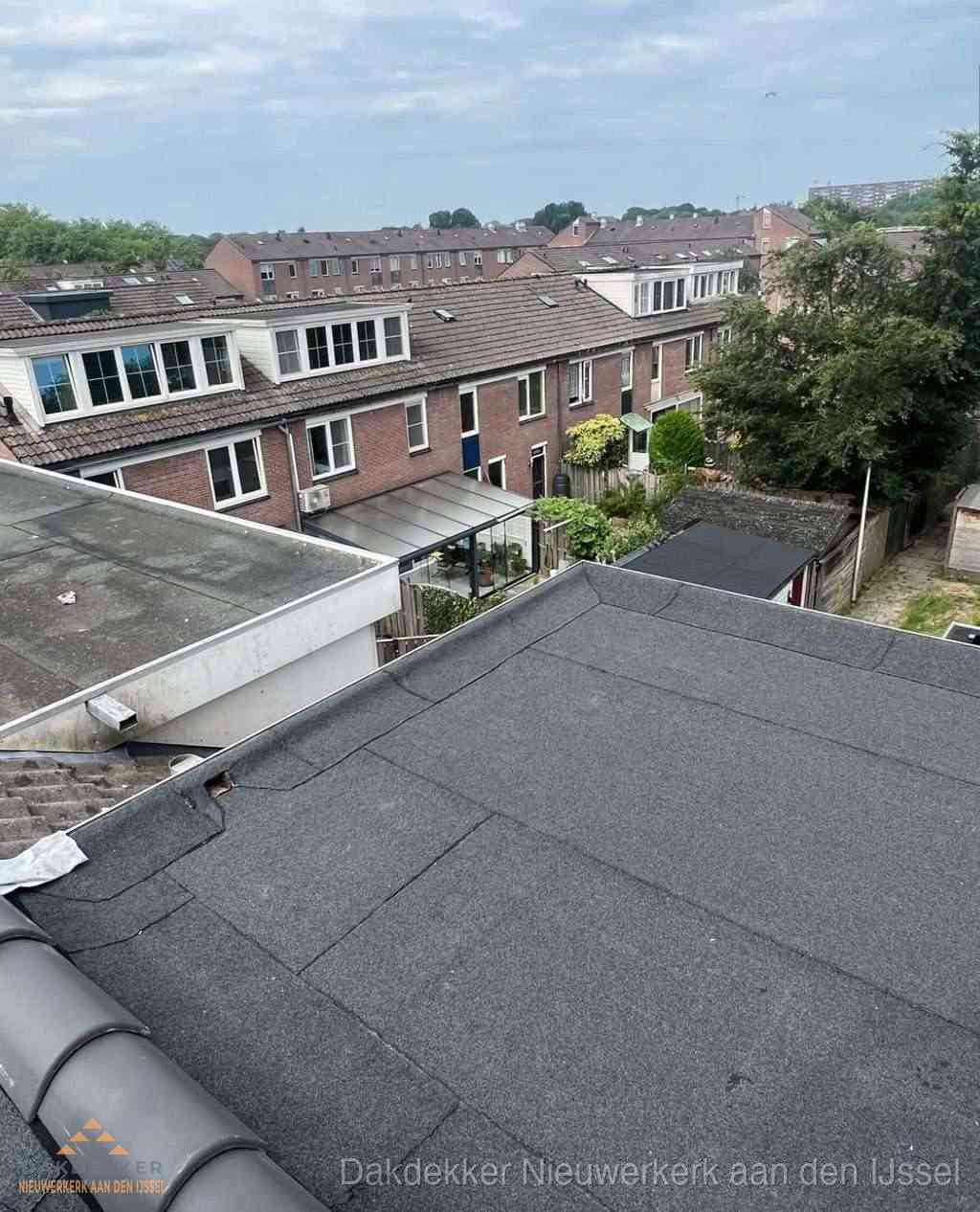 Vernieuwd plat dak met bitumen in woonwijk in Nieuwerkerk aan den IJssel