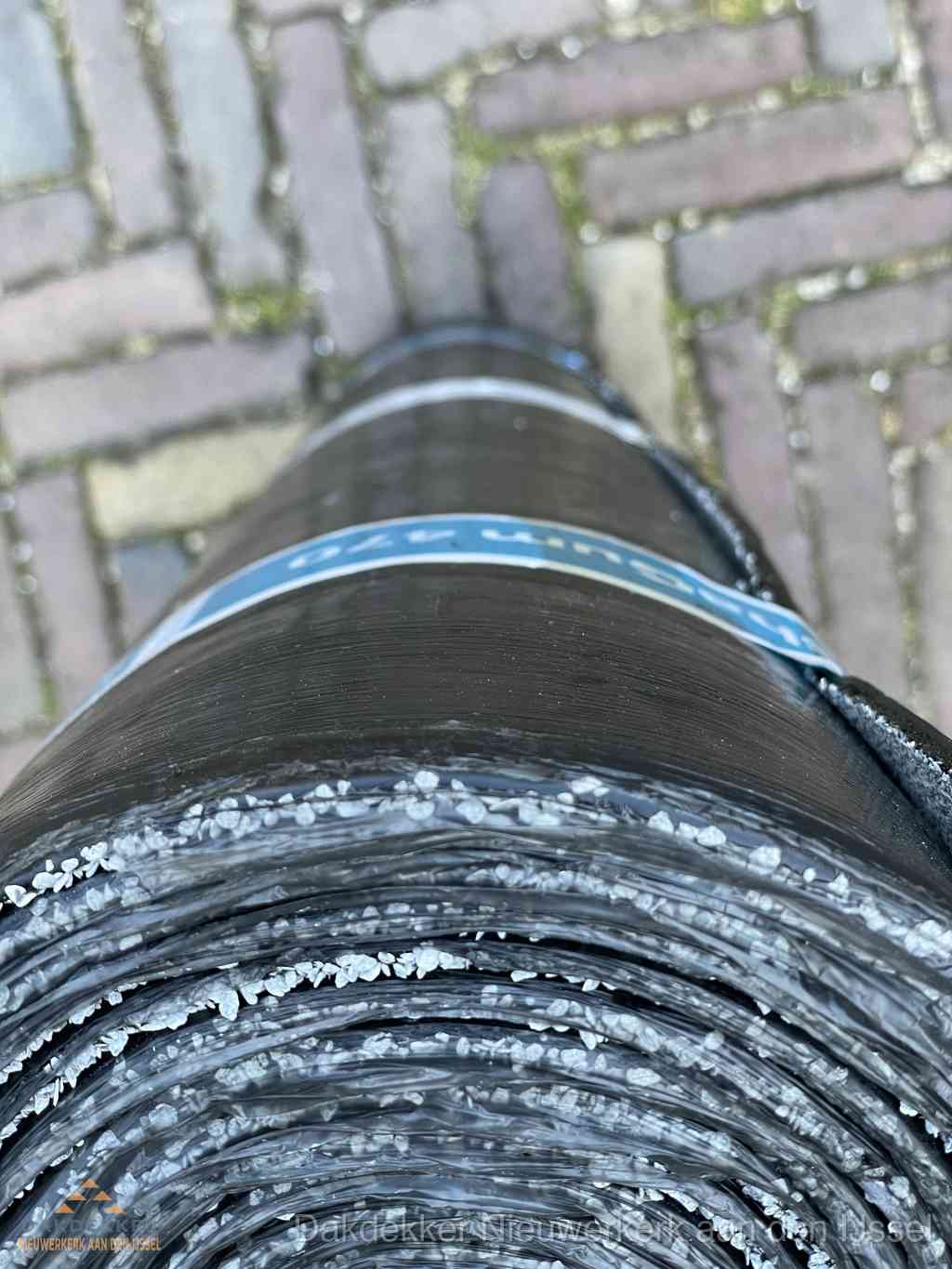 Rol bitumen dakleer met leislag voor plat dak in Nieuwerkerk aan den IJssel