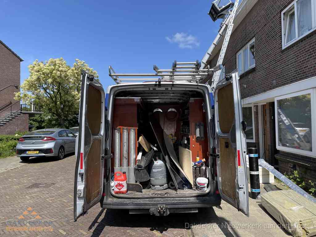 Spoed dakdekker bus met gereedschap en ladder bij woning in Nieuwerkerk aan den IJssel