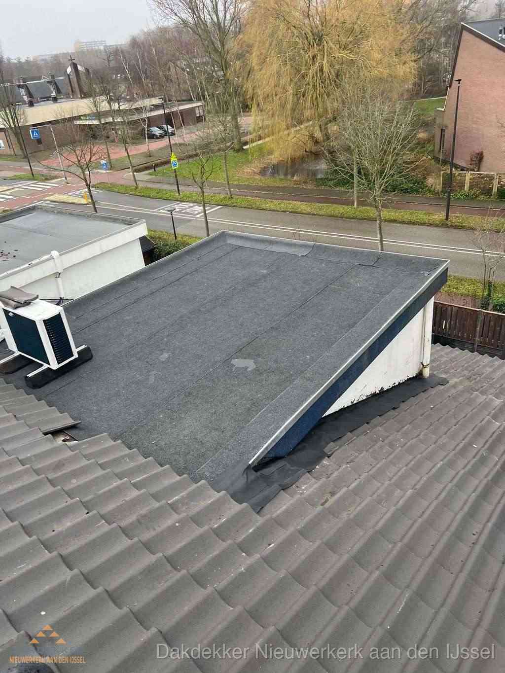 Plat dak met bitumen isolatie en dakbedekking in Nieuwerkerk aan den IJssel