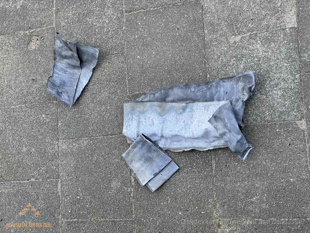 Oude verwijderde loodslabben na vervanging in Nieuwerkerk aan den IJssel
